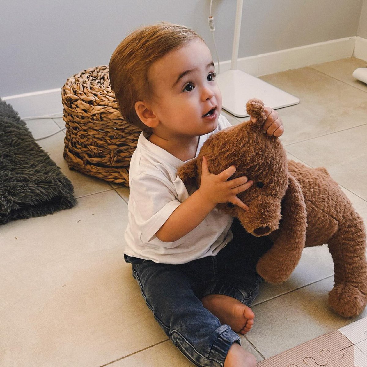Primer dia en mi nuevo hogar. Me agarre de mi oso con mucha fuerza pero le di a mis mamis una lección. Mis sonrisas curan y siempre les enseño sobre paciencia, resiliencia y tranquilidad dentro del caos. Yo encuentro cosas para disfrutar hasta en los momentos mas raros 🤍.