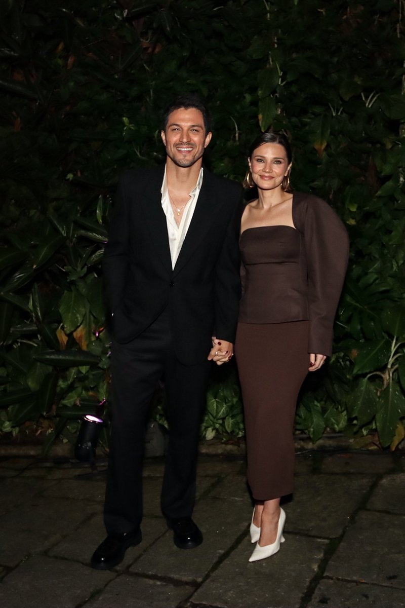 InfosRomuloE's tweet image. 📲 | Romulo Estrela chegou com sua esposa Nilma Quariguasi para a festa de lançamento da campanha de perfumes do astro espanhol Antonio Banderas na noite dessa terça (02). 

O ator é embaixador da marca no Brasil. 

📸 Ag News.