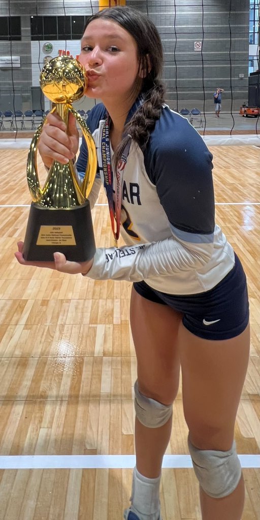 AliKleinVB_27's tweet photo. July 1 Throwback💙💛 
Winning this with my best friends was a dream come true! We learned so many important lessons together and the biggest one was how to fight through the end! #Champions #USAV #Nationals #TEAM #Volleyball #lastkill #Together #BELIEVE #ForeverGrateful https://t.co/eCNBt7kZGx