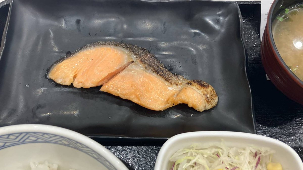 nufufu's tweet photo. 焼魚牛小鉢定食｜吉野家の朝食メニュー 2024年 
https://t.co/ljxUGMZEWz 
鮭の身が割れていても大きさで満足。 https://t.co/nsouBGMtHV