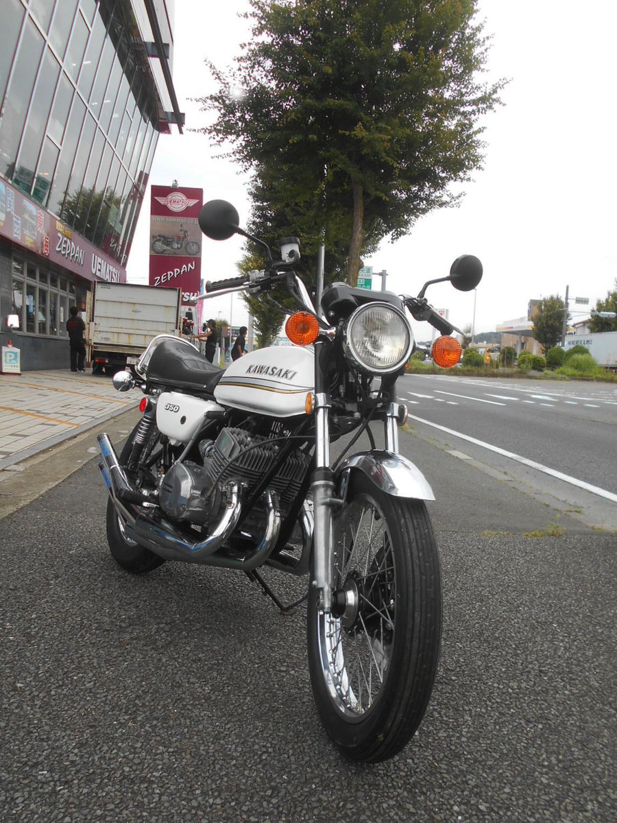 ZeppanUematsu's tweet photo. 1973 KAWASAKI 350SS MACHⅡ S2A
ミドル・マッパの元気印、「350SS」の髭パールホワイト入庫~っ!!
ショットガン・チャンバー付で、公道を明るく元気に駆け抜けます。
#在庫情報 #350ss #mach2 #s2a #s2 #カワサキ #バイク好きと繋がりたい
「ウエマツ東京本社」はコチラ⇒ https://t.co/gFWtRySJS0 https://t.co/8TE3uJkJ8x
