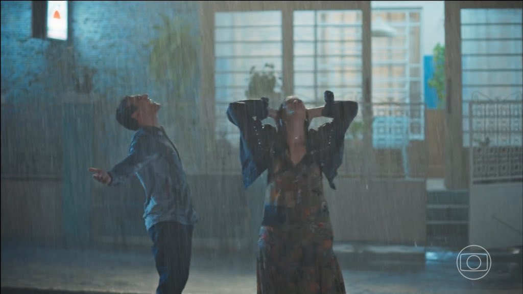 belluzcfani's tweet photo. a cena da chuva foi a mais linda da novela até agora, com a nova etapa da electra, o relacionamento com o luca nunca seria leve e sim marcado por trauma, traição, desconfiança, ela tem a chance de recomeçar, deu leveza, lavou a alma 🧡 #FamíliaÉTudo https://t.co/5tj3Rh6jTN