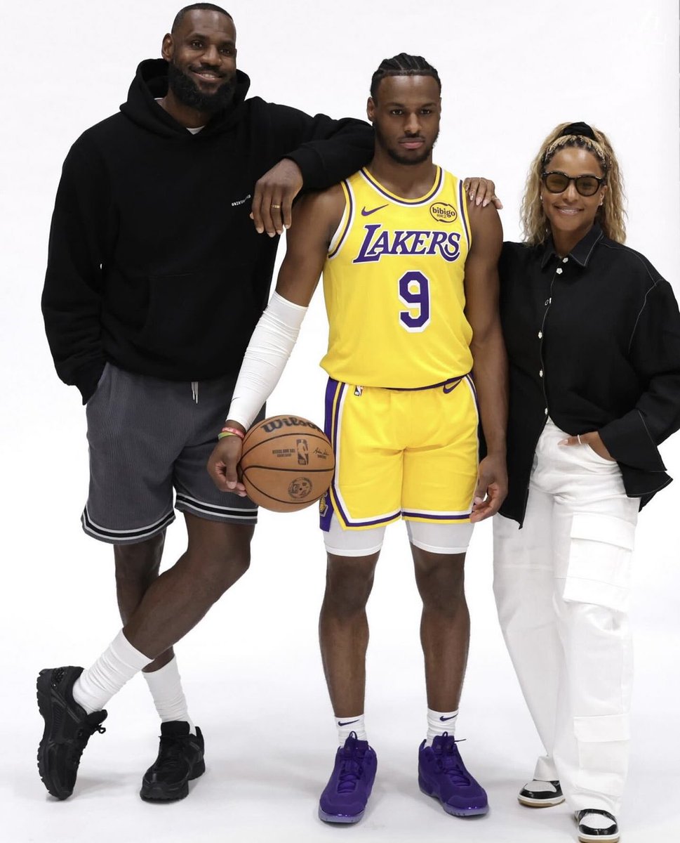 BronnyJamesJr's tweet photo. The James Family 💜💛 https://t.co/YQqLnnQeQk