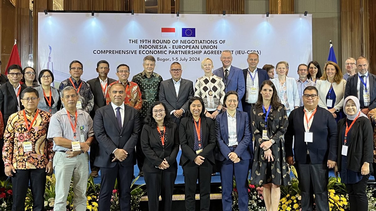 🇪🇺🇮🇩 started the 19th round of #CEPA free trade agreement negotiations. In an uncertain world, these two large markets can find mutually beneficial ways to increase their bilateral trade.#diversification 
<a href="/Trade_EU/">EU Trade 🇪🇺</a> <a href="/Kemendag/">Kemendag</a> . <a href="/eu_eeas/">European External Action Service - EEAS 🇪🇺</a> <a href="/Kemlu_RI/">MoFA Indonesia</a>