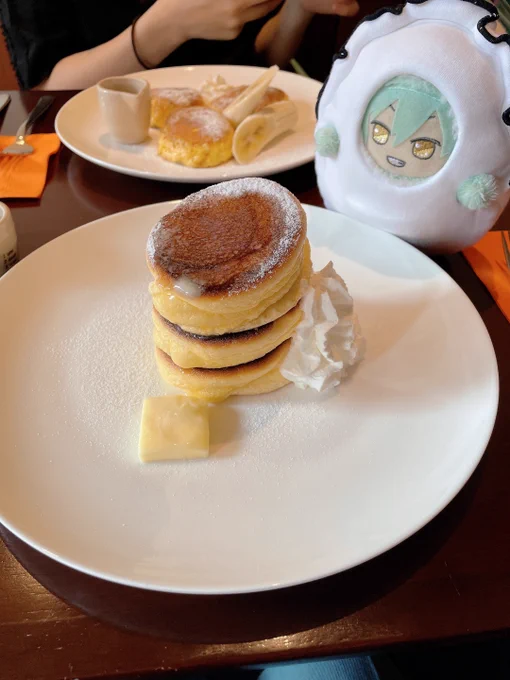 オフ旅最終日〜!朝からLa pullman Caffeさんで美味しいパンケーキ頂きました…! お店の方が観光地についてすごく丁寧に教えてくださってとても温かい空間だった…!ありがとうございました! 「写真撮るのに時間かかってバター落ちたハル」