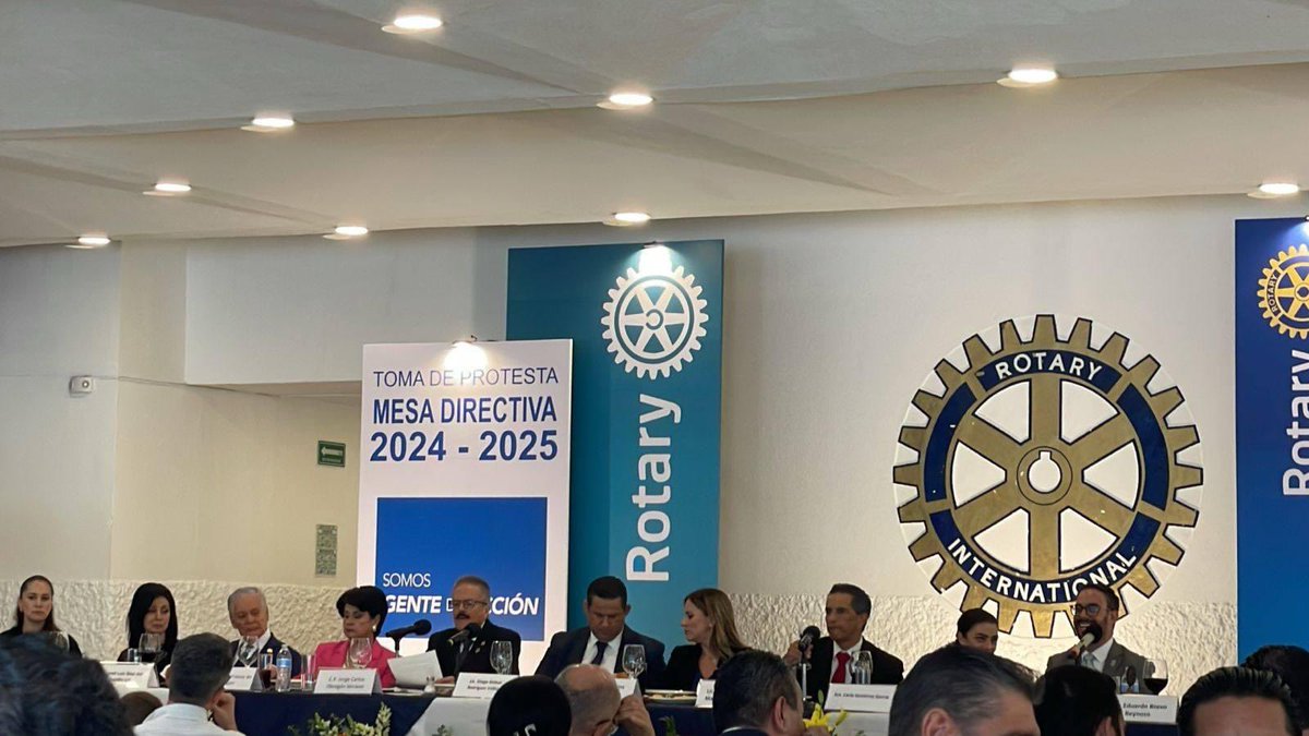 En representación de nuestra Alcaldesa <a href="/AleGutierrez_mx/">𝗔𝗹𝗲 𝗚𝘂𝘁𝗶𝗲́𝗿𝗿𝗲𝘇</a> asistimos a la Toma de Protesta de la nueva Mesa Directiva, del Club Rotario Leon a quienes les deseamos éxito en su nueva encomienda, liderados por Jorge Carlos Obregón Serrano