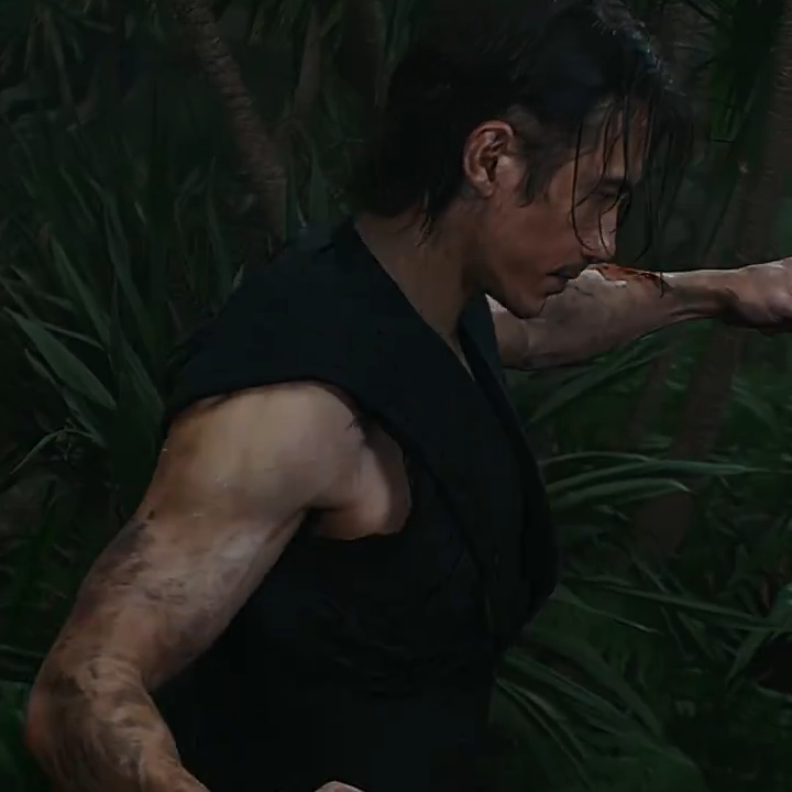 RosaLynaLerman's tweet photo. wake up with qimir arms. it's such a good morning to me. https://t.co/OsK4vWRAfF
