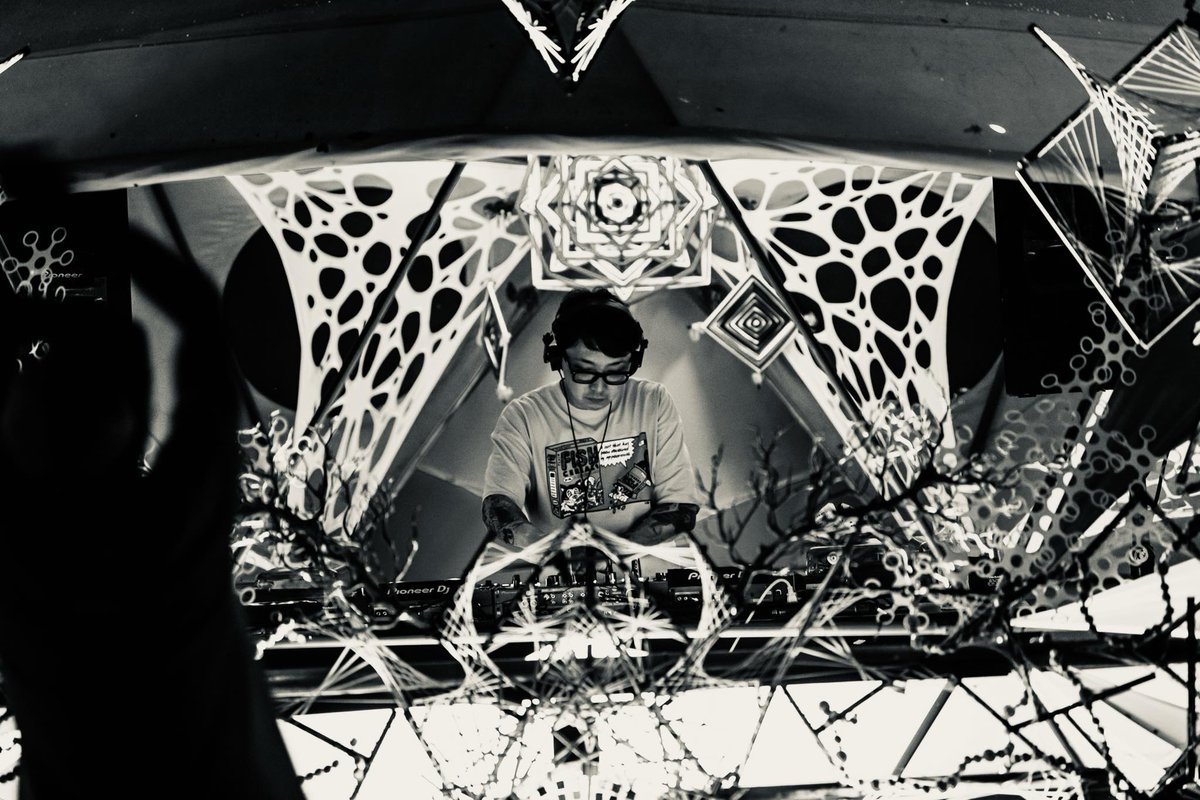 cave2009's tweet photo. #artistinfo #出演者紹介
2024.07.06 (Sat) 23:00 Start
Koenji Cave presents The 604
- Oldschool Goa Trance Night - ft. ORION🇩🇰
ℹ️ https://t.co/M44pvMZNcK
7月6日は ORION a.k.a. ean Borelliを招いて開催する #ゴアトランスあります 😀 の会。続いて紹介するKnovとともに、日本屈指のコレクターのDON。マニアックな音を求める皆様是非一度ご体感を🙏
Don
(HelixZone/幻状異時/月読)
少年期よりサイコビリーやパンクに没頭するさなか、運命的に足を運んだ野外パーティ『月読』にてゴアトランスを知る。その太古の儀式を彷彿させる世界観に引きずり込まれ、2008年にはOld Trance Party『幻状異時』を始動。その後2022年からは『HelixZone』として再始動する。
その音は荘厳でシャーマニックなゴアトランスというよりは、実験的で奇妙なゴアトランス。まるで一冊の小説を読み終えたかの様な摩訶不思議な錯覚を創りだす。今も尚、探求心を静かに燃やし水面下にて研究中。