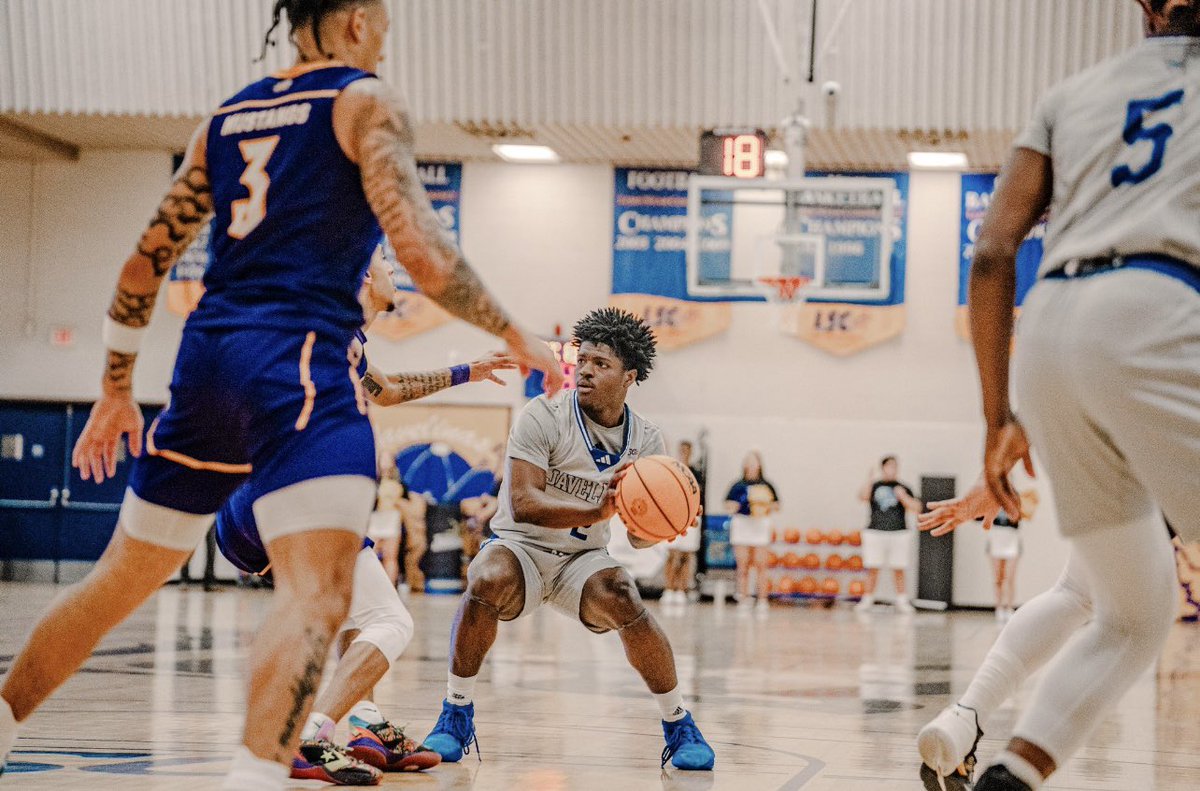 SharpstownBball's tweet image. Weight room to the court #JustWork. Special shout to @drewalker2004 for stopping by to speak to the guys about direction, and the high school to college  basketball transition. #BeGrateful #Sharpstown