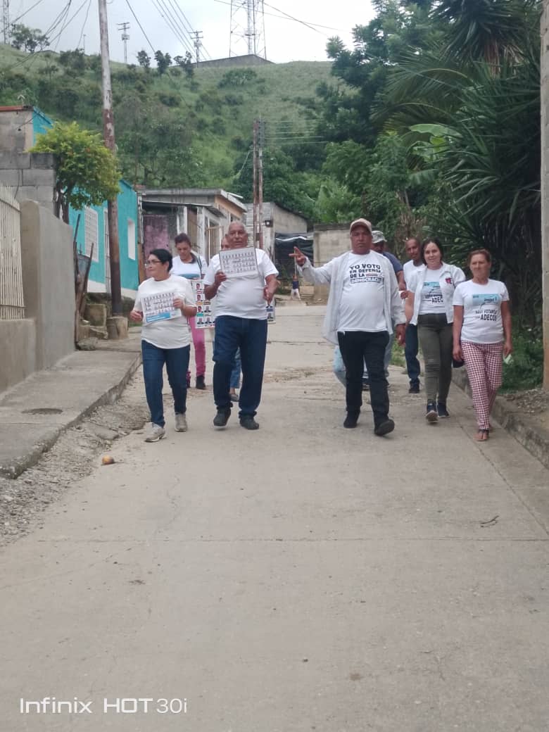 CESActivismoAD's tweet photo. El día de hoy 02 de julio, se realizó un CasaxCasa enseñando a votar a la comunidad del sector 23 de Enero en la tarjeta de la MUD, en el Municipio Miranda.

#ADecosconedmundo
#VamosAGanar https://t.co/3OtJSvVPf7