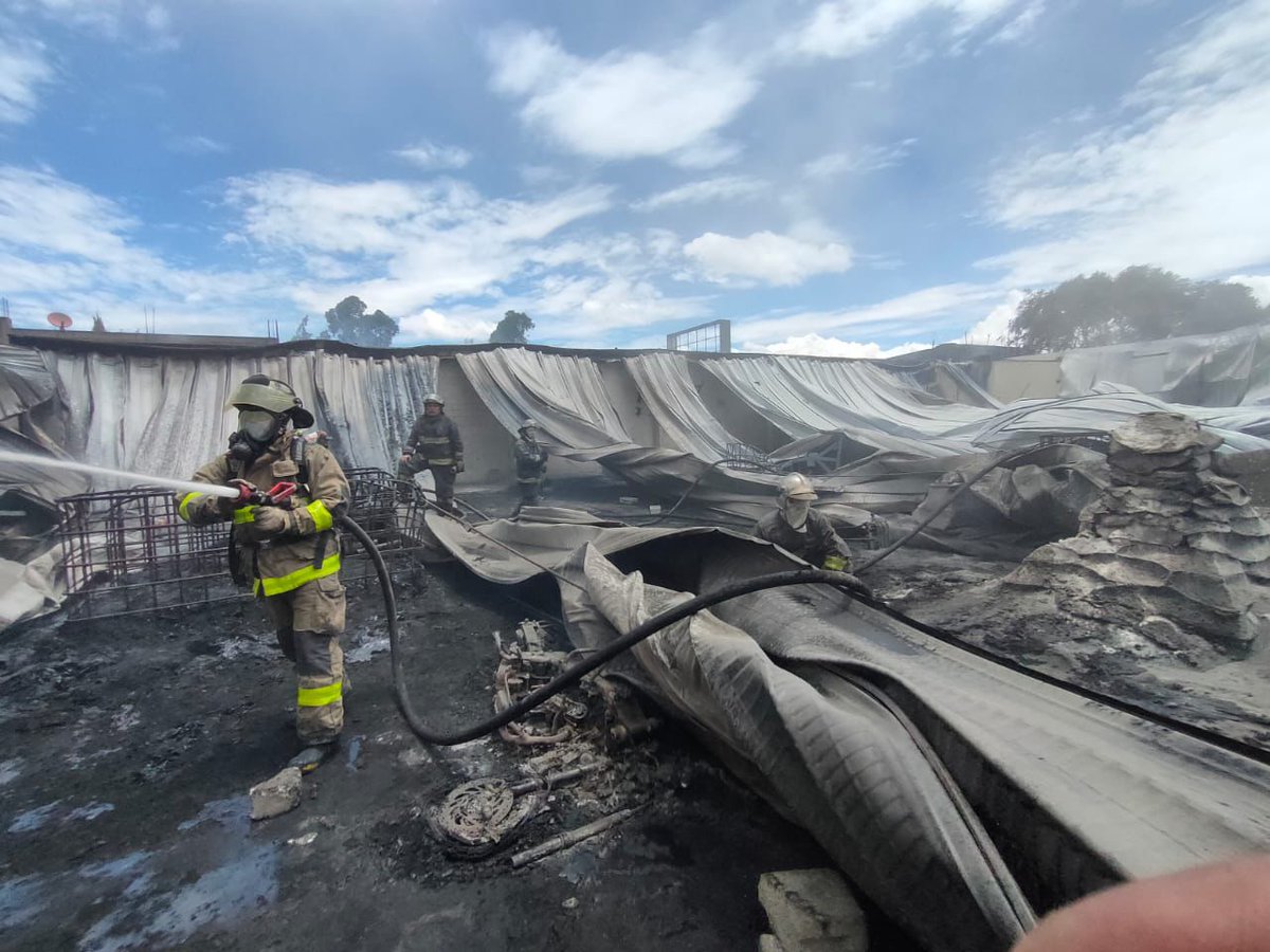 MXNoticias24's tweet photo. Elementos del Heroico cuerpo de Bomberos de #Atlixco, brindó apoyo en el incendio ocurrido este día, en el municipio de San Gregorio Atzompa con una unidad ligera de ataque rápido, así como tanque de 10 mil litros de agua para mitigar el siniestro. 

#SeguridadQueTransforma https://t.co/XBoYNMH7LK