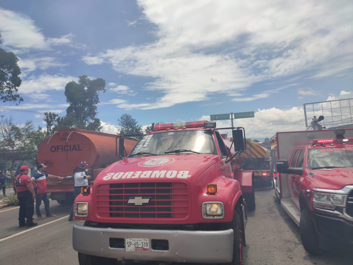 MXNoticias24's tweet photo. Elementos del Heroico cuerpo de Bomberos de #Atlixco, brindó apoyo en el incendio ocurrido este día, en el municipio de San Gregorio Atzompa con una unidad ligera de ataque rápido, así como tanque de 10 mil litros de agua para mitigar el siniestro. 

#SeguridadQueTransforma https://t.co/XBoYNMH7LK