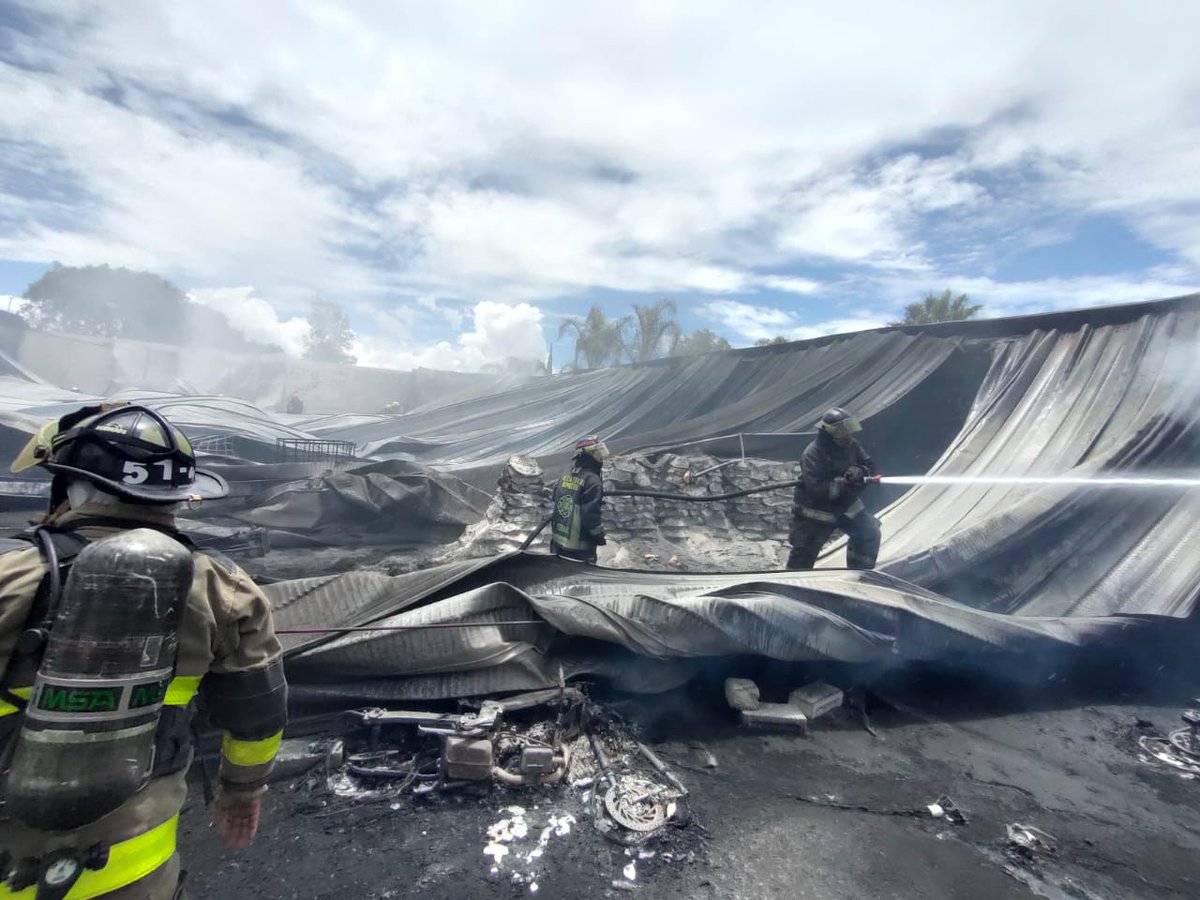 MXNoticias24's tweet photo. Elementos del Heroico cuerpo de Bomberos de #Atlixco, brindó apoyo en el incendio ocurrido este día, en el municipio de San Gregorio Atzompa con una unidad ligera de ataque rápido, así como tanque de 10 mil litros de agua para mitigar el siniestro. 

#SeguridadQueTransforma https://t.co/XBoYNMH7LK