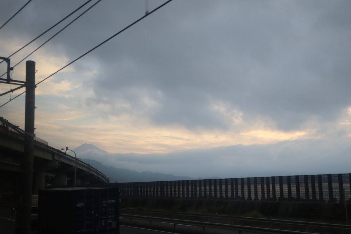 Fysliu's tweet image. JAPAN IZUMO → TOKYO

去年的今天我搭著出雲號抵達東京
那是一次很讓我記憶深刻的旅程
出發前的3,4月一直拼命練習搶臥鋪車票
直到搭車前的那一秒我還是很緊張
因為真的不敢相信我能有機會搭上夢想中的它

還能幸運驚鴻一瞥富士山🗻

好想念出雲號臥鋪火車上的一切🥹

#EOSM200
JUL.2 &amp;amp; 3,2024