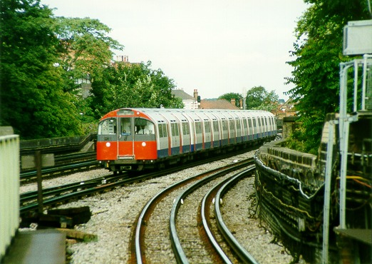 FactsTfL's tweet photo. Unrefurbished vs Refurbished 1973 Stock Trains at Ravenscourt Park on the Piccadilly Line 
Circa 1998 https://t.co/NUA7fymGUn