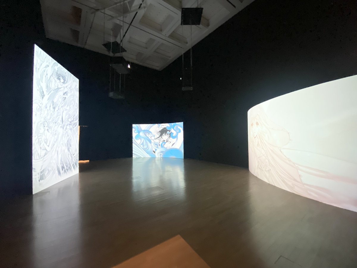 CLAMPの原画約800点が一挙集結！　国立新美術館で今日から始まる「CLAMP展」をレポート

『カードキャプターさくら』『X -エックス-』をはじめ、デビュー作から全23作品を網羅。35年の画業を7つのテーマから辿る大規模展です。展覧会のために描き下ろされた阿修羅とさくらのイラストも