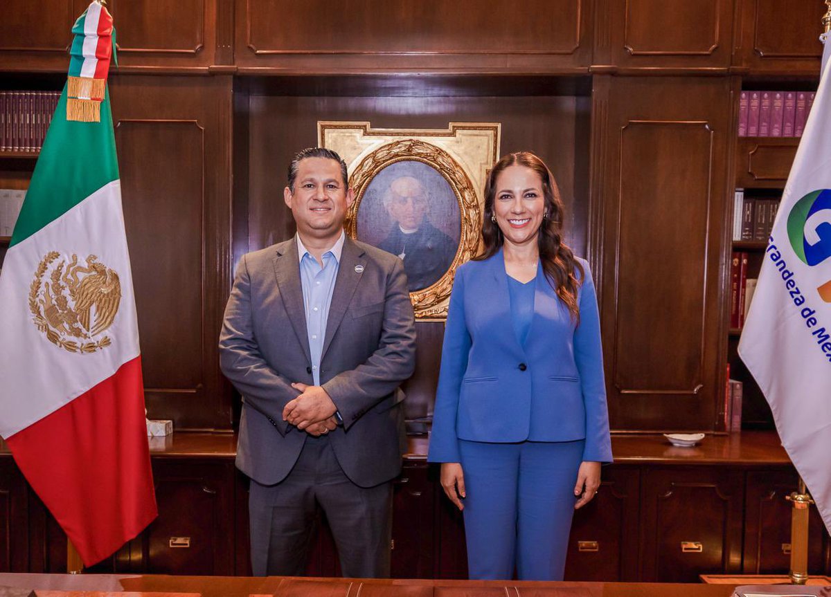 Libia Dennise (@libiadennise) on Twitter photo Me reuní con el gobernador <a href="/diegosinhue/">Diego Sinhue Rodríguez Vallejo</a> para hablar sobre el proceso de transición. Estoy muy contenta porque seguimos dando pasos hacia el nuevo comienzo.
¡Vamos con todo! Me reuní con el gobernador <a href="/diegosinhue/">Diego Sinhue Rodríguez Vallejo</a> para hablar sobre el proceso de transición. Estoy muy contenta porque seguimos dando pasos hacia el nuevo comienzo.
¡Vamos con todo!