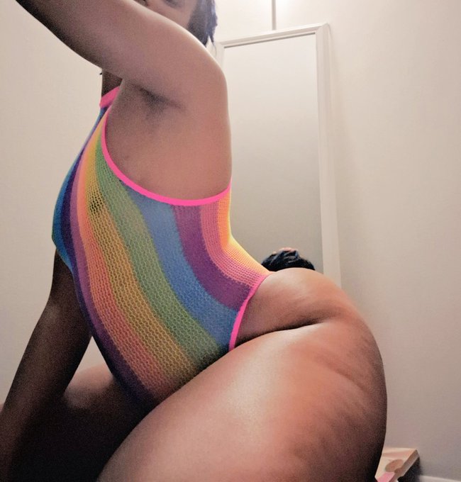 I'll be LIVE on @stripchat in an HOUR!!! Whos joining me for some fun on this Tuesday night 😈💦 🔥LINK