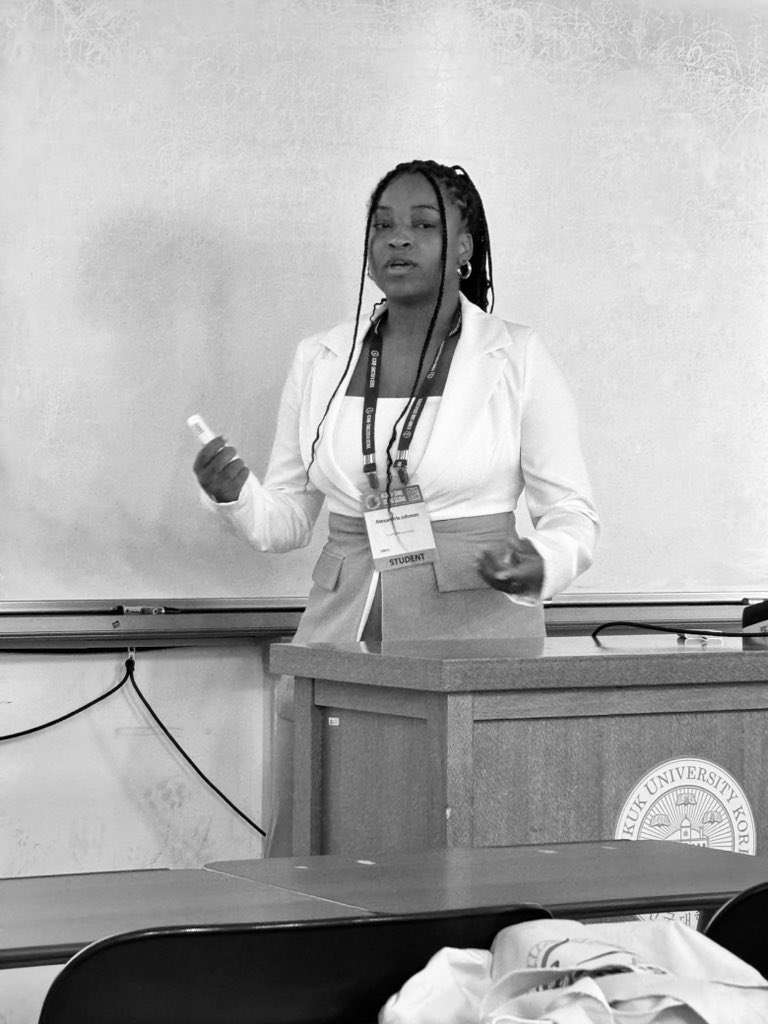 ara_anderson's tweet photo. Next up is our very own @mathonco Alexandria Johnson from @ReneeBradyPhD lab presenting, Bridging The Divide: In Silico Modeling of Hormone Therapy in African American Prostate Cancer Patients
 #SMB2024 #KSMB https://t.co/wAopjs9WfC