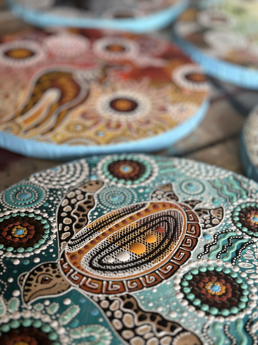 CherneeSutton's tweet photo. So many beautiful round canvas paintings coming to the website soon ❤️ the turtles are one of my favourites to paint!
#ArtLovers #CanvasArt #TurtleArt #RoundCanvas #IndigenousArt #ArtCollectors #ComingSoon #ArtForSale #Decor #HomeDecor #ArtGallery #ArtistsonInstagram https://t.co/9AjqKMJWFK