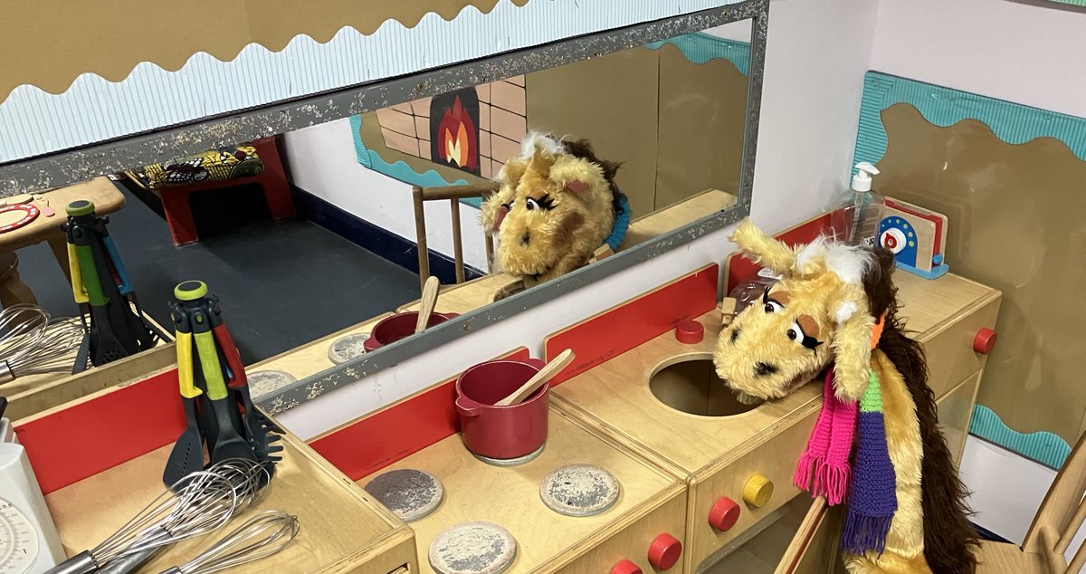 Harold the giraffe had a marvellous time visiting and working with the children at <a href="/RuffordPrimary/">Rufford Primary</a> this week! Harold enjoyed meeting you all and we can't wait to come back next year! 🦒 #SCARF #PSHE #Haroldthegiraffe #Wellbeing