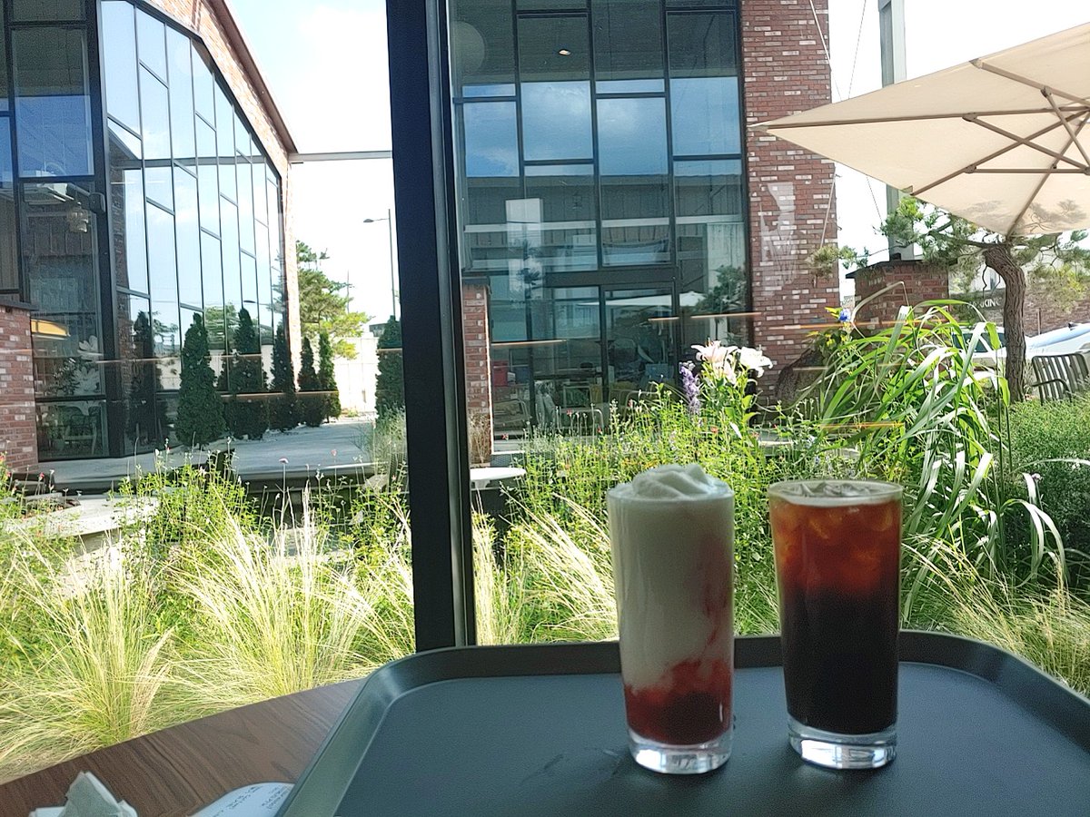 오빠랑 급 대구 놀러왔어요 ~

일정 끝내고 데이트 중 ♥♥

<a href="/J_Y_s2__/">Moo</a>  #대구 #카페