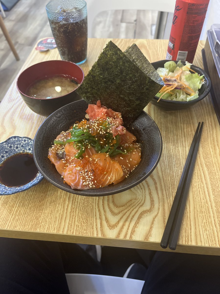 asta_eos's tweet photo. Ate Japanese to cheer myself up. I feel better now. https://t.co/VGEBW8CPkX