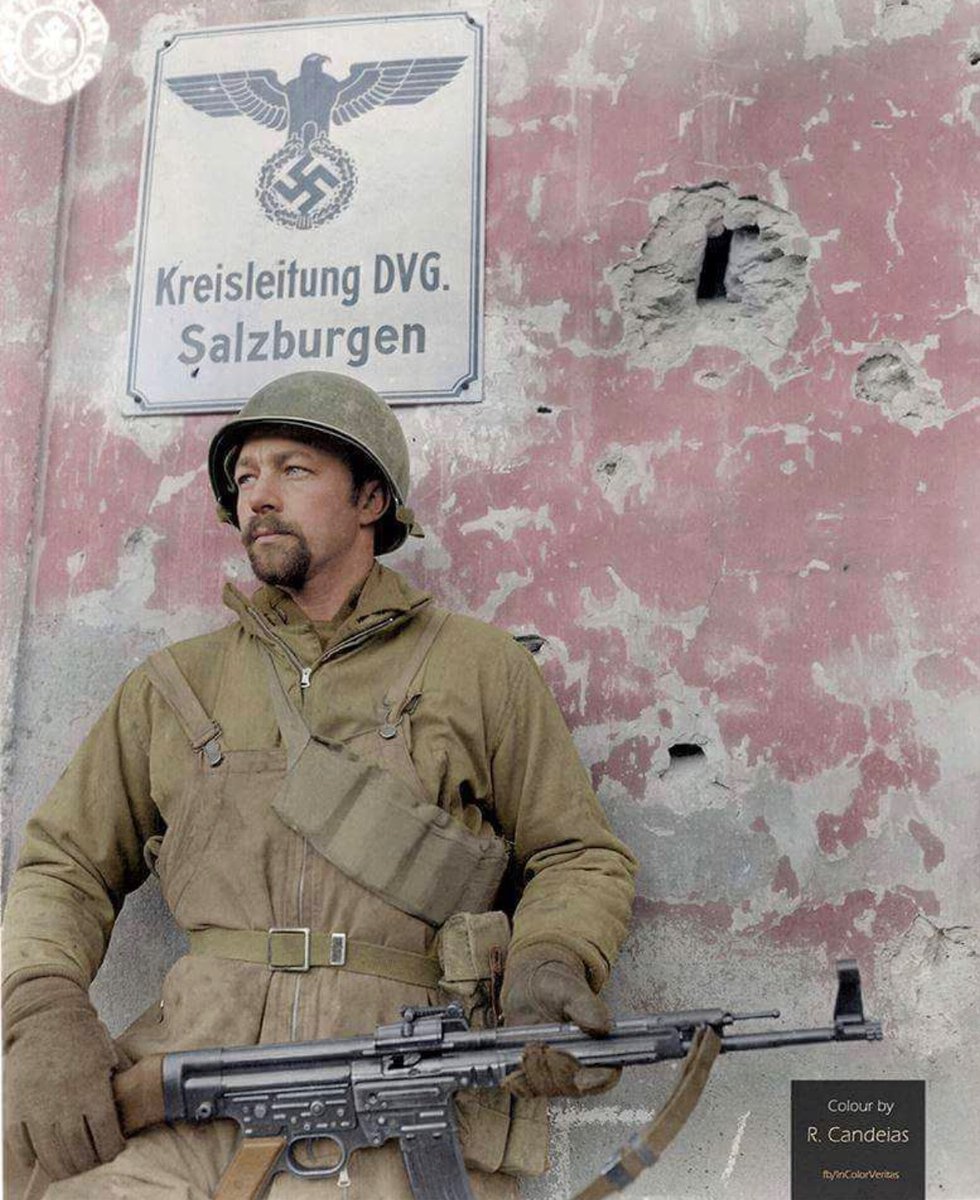 80 years ago today, Cpl. Ruth Oakley of the US 7th Army is photographed with a captured German StG 44 assault rifle in the French city of Château-Salins (Salzburgen). 🪖