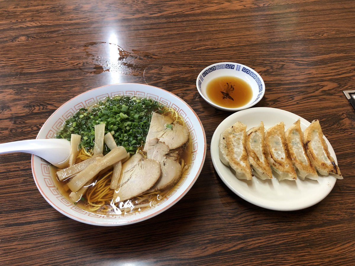 kitaharafuhito's tweet photo. レモンで有名な生口島に行ってきたよ。ラーメン食べてローストチキン買って帰ってきました🍜 https://t.co/k5u4UHVRGj