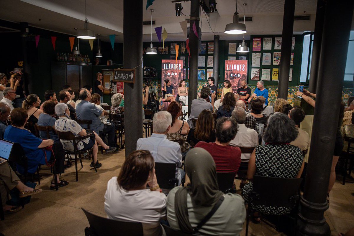 No serem un país lliure si no ho és la nostra gent. 
Estem molt orgullosos de la col·laboració amb <a href="/Coop57Catalunya/">Coop57 Catalunya</a> i <a href="/ecasacciosocial/">ECAS - Entitats Catalanes d'Acció Social</a> en el <a href="/projectelliures/">Projecte Lliures</a>, impulsant 8 iniciatives socials gràcies a aportacions solidàries de la societat civil. Per <a href="/omnium/">Òmnium Cultural</a>, fer país és això.