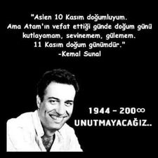 TC_TOPRAK_'s tweet photo. Gülen,güldüren Gülerken Düşündüren!
Ağlayan ağlatan,
Elinde süpürgesi ile hayatı temizleyen,
1 Mayıs marşını söyleyen #Kemal #Sunal #3Temmuz Unutulur mu! Saygı Sevgi ve Rahmetle Anıyoruz Ruhları Şad Olsun...
Vefatının yil dönümünde Kemal Sunal’ı rahmetle anıyoruz.
Yeri cennet olsun.
Toplamda 82 filmde rol alan Kemal Sunal 83. filmi olması gereken Balalayka'nın çekimi için bindiği Trabzon uçağında kalp krizi geçirerek hayata veda etti. Takvimler 3 Temmuz 2000'i gösteriyordu ve Kemal Sunal 56 yaşındaydı.