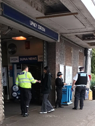 MPSBarkDag's tweet photo. Yesterday neighbourhood officers patrolled together with the Community Safety Enforcement Team and also provided crime prevention advice at #UPNEY and #BARKING - Remember to LOOK UP LOOK OUT
#CommunityCrimeFighting
#MyLocalMet https://t.co/VnJeY5OkHt
