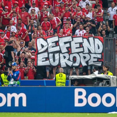 elhotzo's tweet image. ich liebe die Europameisterschaft, nichts ist schöner als zu sehen, wie alle Länder Europas zusammenkommen um in einem friedlichen und fairen Wettbewerb zu bestimmen, welches Land die besten Faschos hat 💛💙🇪🇺