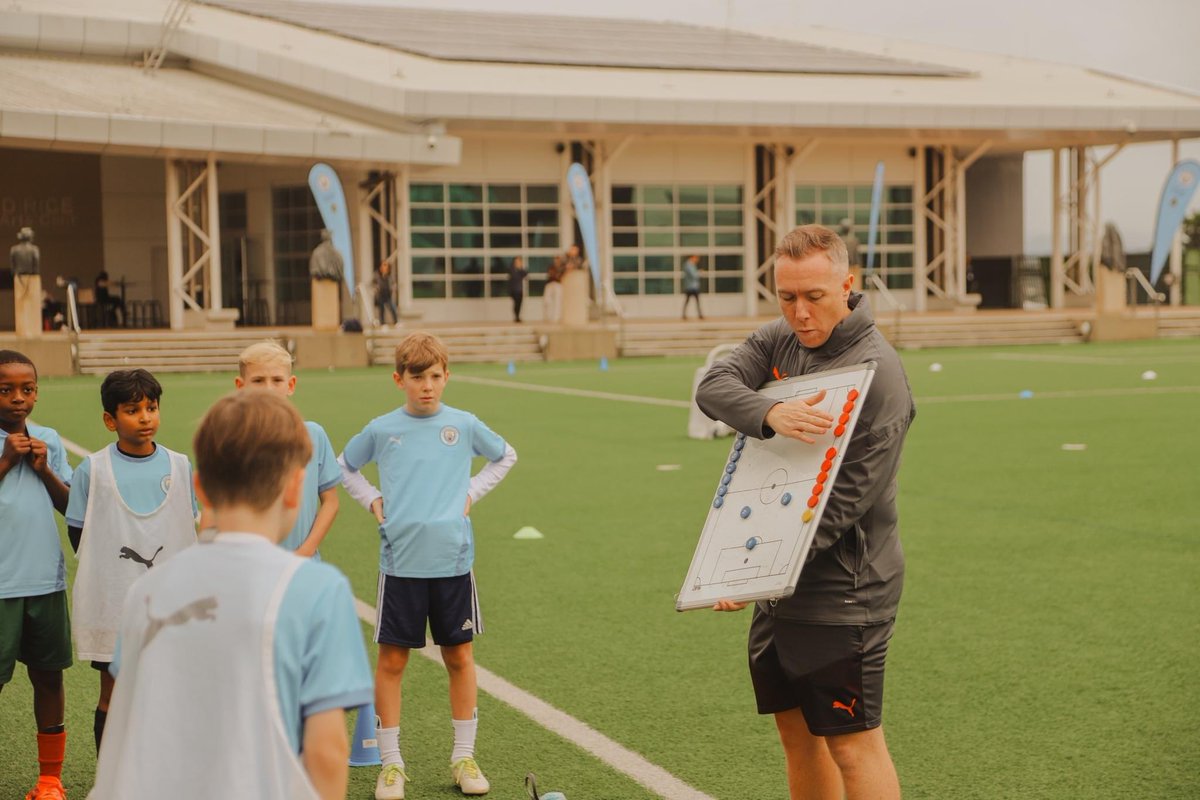 DaviesJamieC's tweet photo. Great first day of @ManCity Football School Holiday Clinics here in #Brisbane today 🇦🇺 ⚽️ https://t.co/Uz4JSYsLOl