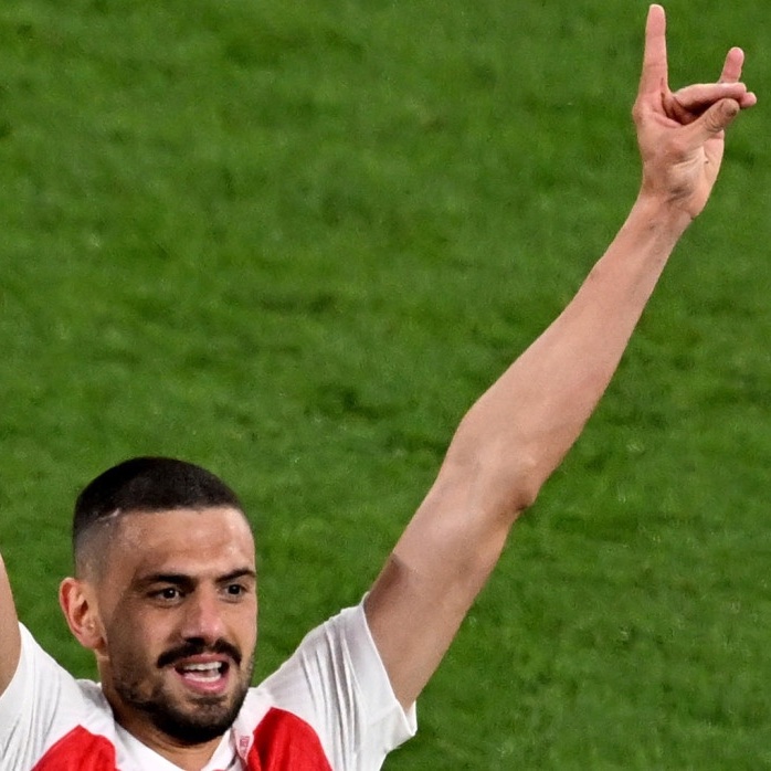 elhotzo's tweet image. ich liebe die Europameisterschaft, nichts ist schöner als zu sehen, wie alle Länder Europas zusammenkommen um in einem friedlichen und fairen Wettbewerb zu bestimmen, welches Land die besten Faschos hat 💛💙🇪🇺