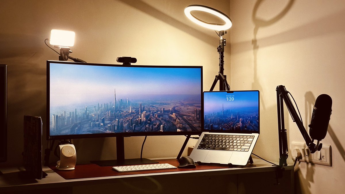 minimal desk setup flex 🤘