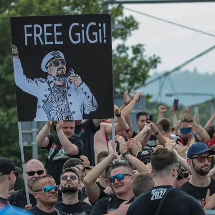 elhotzo's tweet image. ich liebe die Europameisterschaft, nichts ist schöner als zu sehen, wie alle Länder Europas zusammenkommen um in einem friedlichen und fairen Wettbewerb zu bestimmen, welches Land die besten Faschos hat 💛💙🇪🇺