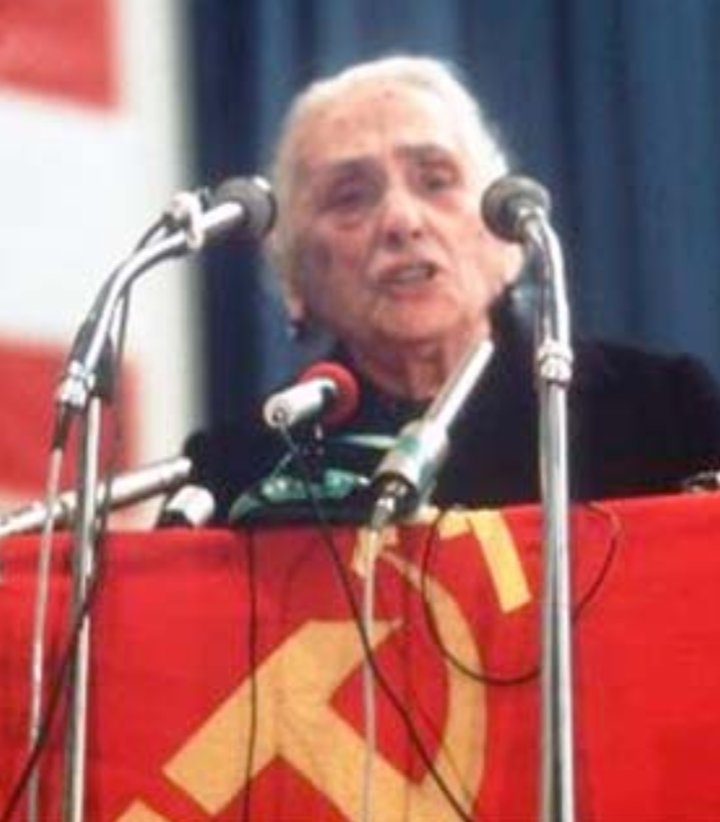 La primera mujer en liderar un partido político fue Dolores Ibarruri, Pasionaria, desde el 20 de marzo de 1942 al 3 de julio de 1960 fue Secretaria General del Partido Comunista de España <a href="/elpce/">Partido Comunista de España 🇵🇸</a> 
#memoriamujeres