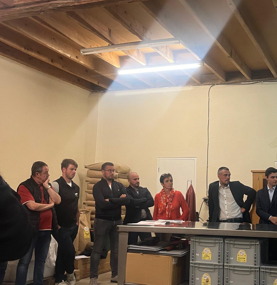 🚜Hier soir jusqu'à minuit, aux côtés des agriculteurs à l'invitation de la FNSEA et des JA, j'ai répondu à leurs questions sur notre programme. 
👉Ils sont le pilier de notre société et ont besoin de notre aide pour surmonter les défis. #BardellaPremierMinistre #legislative2024