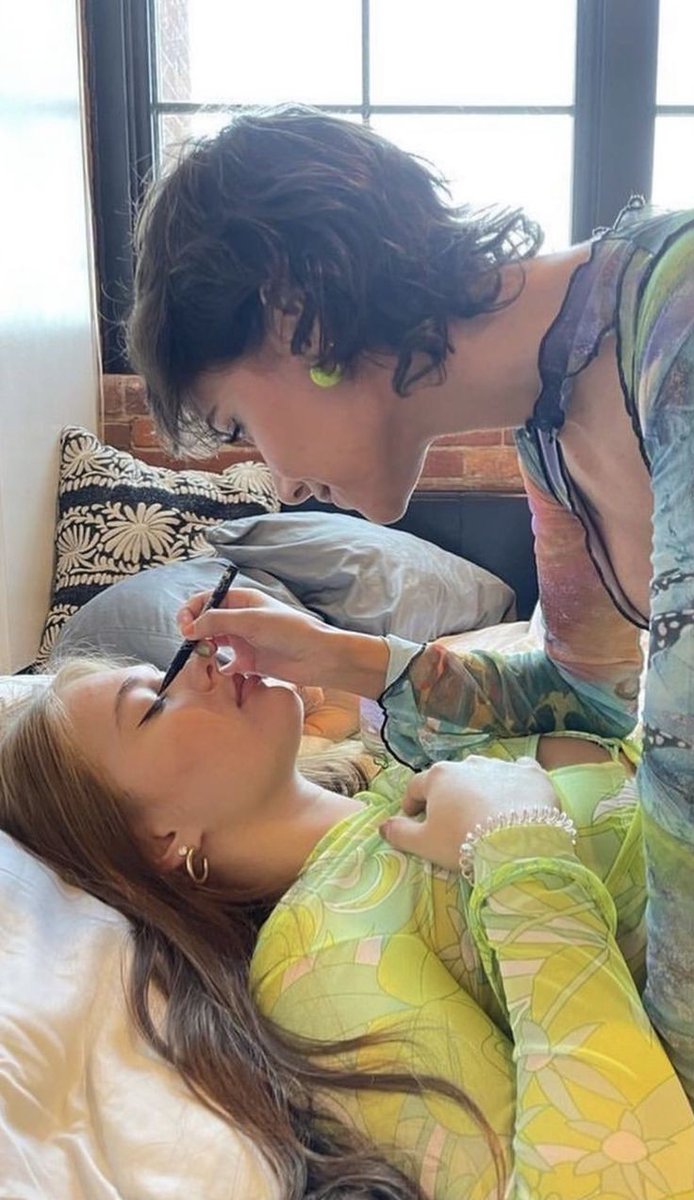 você pode até                     mas primeiro 
tentar chamar          /          ela precisa
a atenção dela.                tirar os olhos de mim