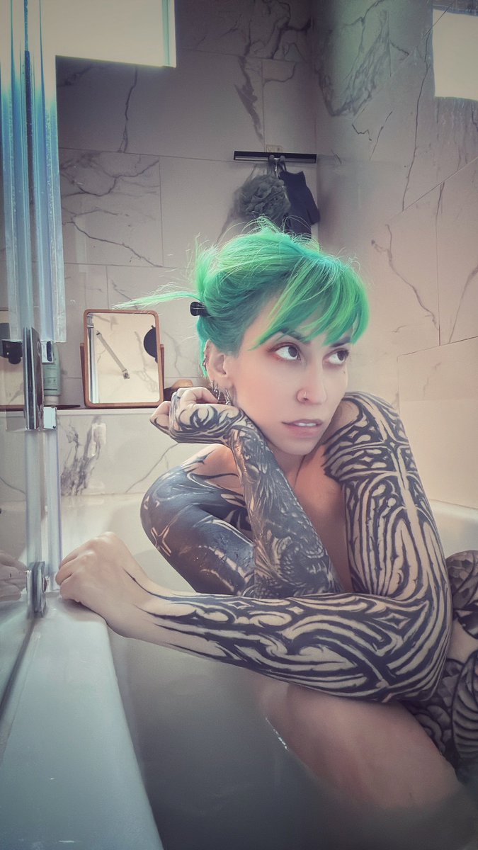 VividVivka 💜 tweet media