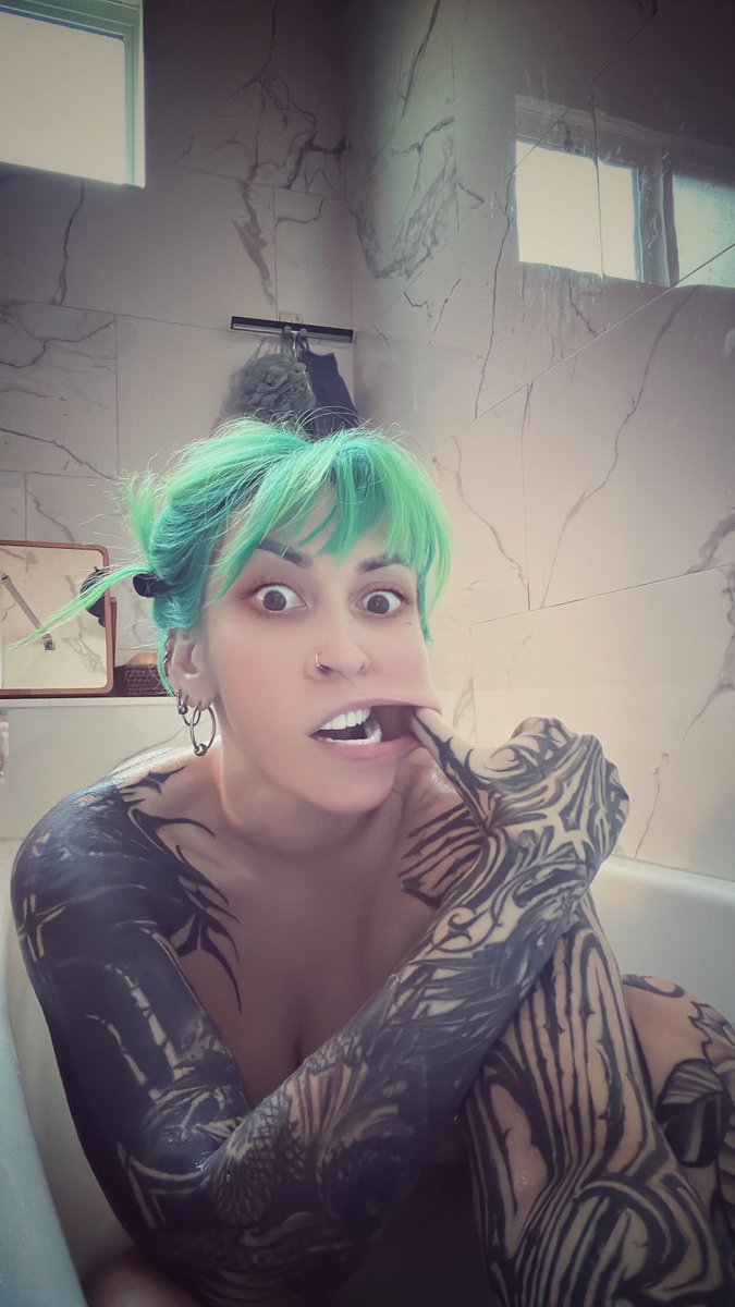 VividVivka 💜 tweet media