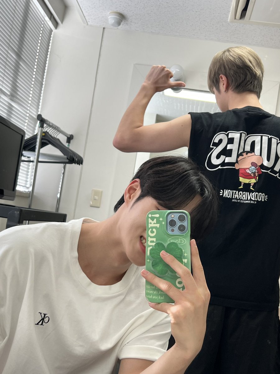 WEi__Member's tweet photo. [#준서] 울 큰하니 장꾸 동한이형 생일 축하합니다🎂🎂 18년도에 처음 만났던 것 같은데 벌써 24년.. 형이랑 같이 지낸 시간들도 점점 길어지는데 언제나 동생들 챙겨주고 듬직하게 자리를 지켜줘서 고마워요😉 오늘은 맛있는 거 많이 먹고 제일 행복하게 보내기🍀🍀 https://t.co/zlVu71W3eo
