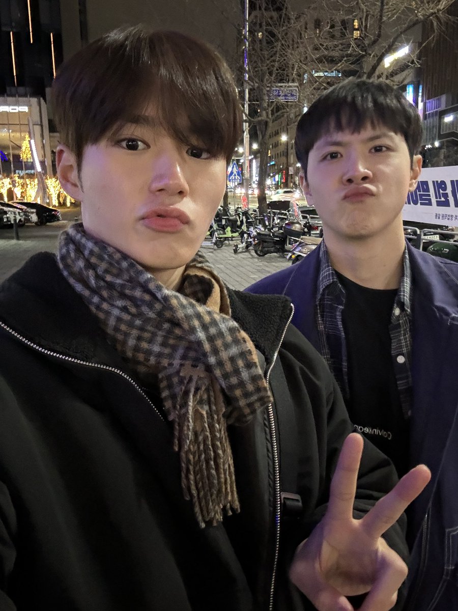 WEi__Member's tweet photo. [#준서] 울 큰하니 장꾸 동한이형 생일 축하합니다🎂🎂 18년도에 처음 만났던 것 같은데 벌써 24년.. 형이랑 같이 지낸 시간들도 점점 길어지는데 언제나 동생들 챙겨주고 듬직하게 자리를 지켜줘서 고마워요😉 오늘은 맛있는 거 많이 먹고 제일 행복하게 보내기🍀🍀 https://t.co/zlVu71W3eo