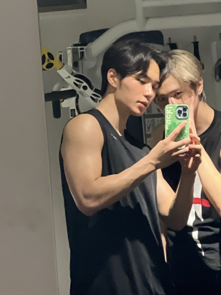 WEi__Member's tweet photo. [#준서] 울 큰하니 장꾸 동한이형 생일 축하합니다🎂🎂 18년도에 처음 만났던 것 같은데 벌써 24년.. 형이랑 같이 지낸 시간들도 점점 길어지는데 언제나 동생들 챙겨주고 듬직하게 자리를 지켜줘서 고마워요😉 오늘은 맛있는 거 많이 먹고 제일 행복하게 보내기🍀🍀 https://t.co/zlVu71W3eo