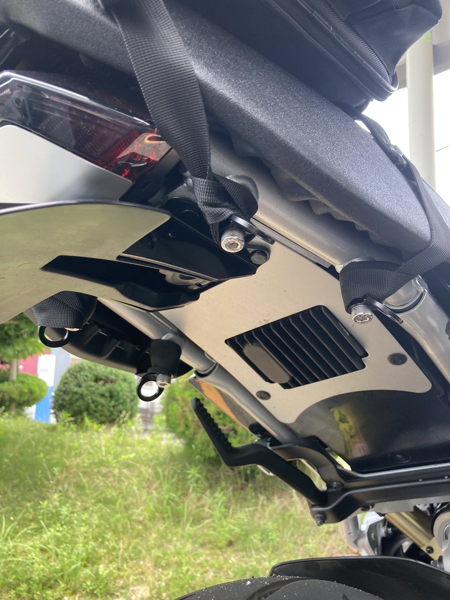 Todorovski13's tweet photo. GPに荷掛けフック付けました。
これでGP通勤も可能に😅
#yamaha
#xsr900gp
#xsr900
#mt09
#trx850
#deltabox https://t.co/n29dIP19ZM
