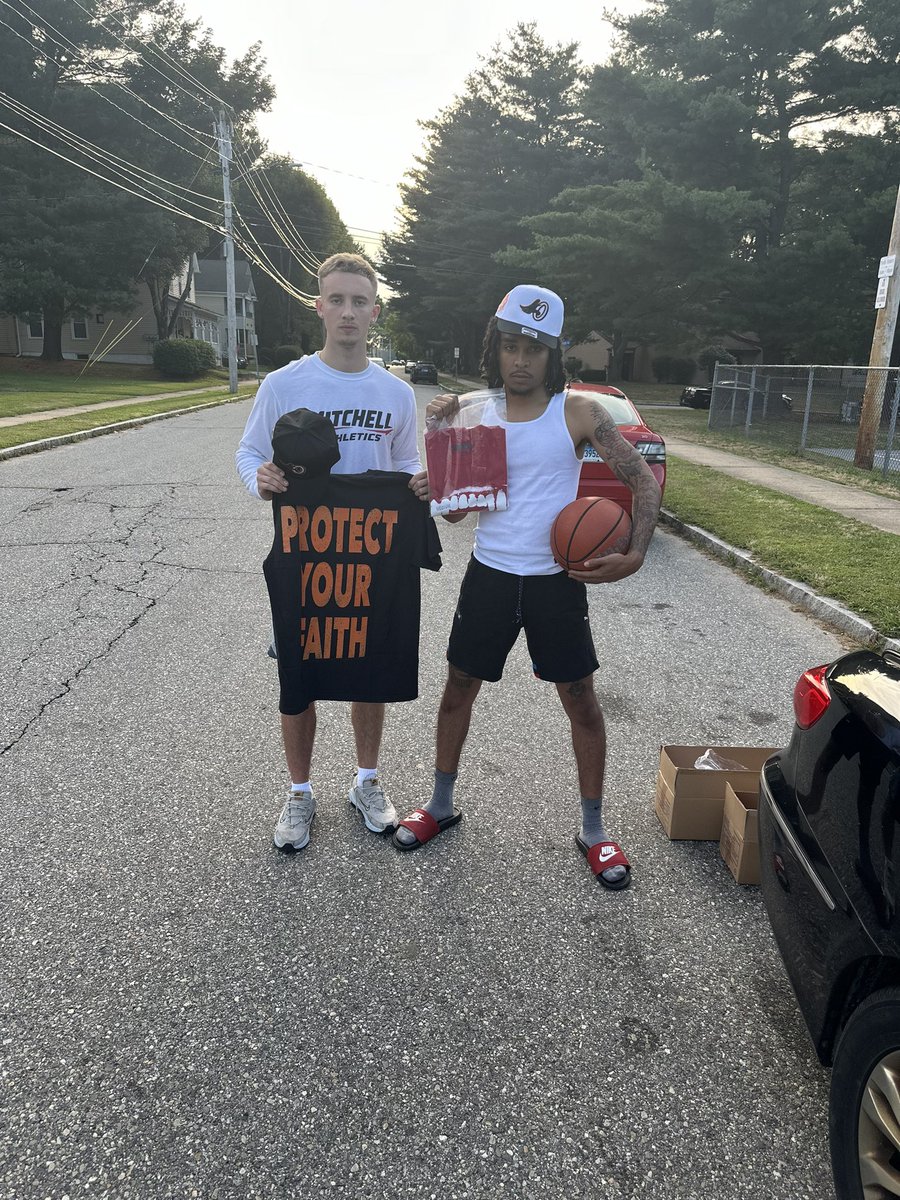 OWorldly's tweet photo. @hbaillargeon10 @_Deandre0 🤝 https://t.co/fSWZGQbxTD