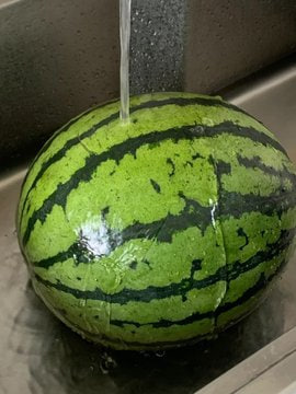 ItsWooby's tweet image. Being able to make the watermelon the most beautiful is an art, and it makes it taste sweeter