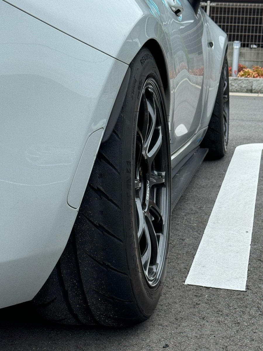 rays ze40 16インチ8j 28の装着写真を 頂きました。カッコイイですね