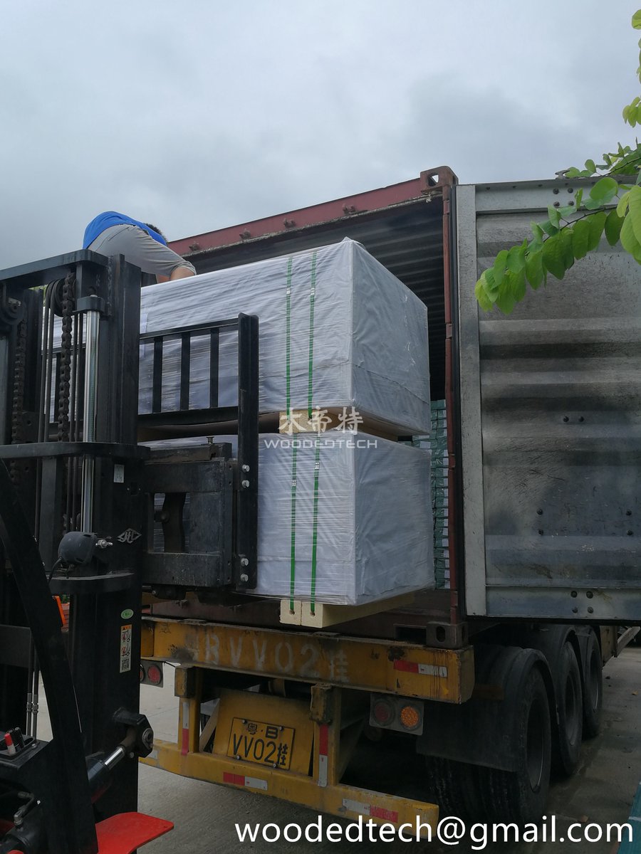 woodedtech_com's tweet image. Everyday is loading day!Loading our WPC decking into the container.#wpcdecking